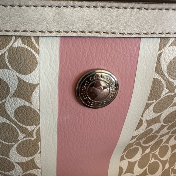 Coach F15137 BEIGE WHITE Heritage
SignatureStripe. Smoke free house. - Picture 3 of 9